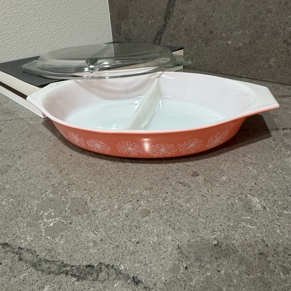 Pyrex Pink Daisy Split Casserole Dish With Lid - Picture 2 of 6